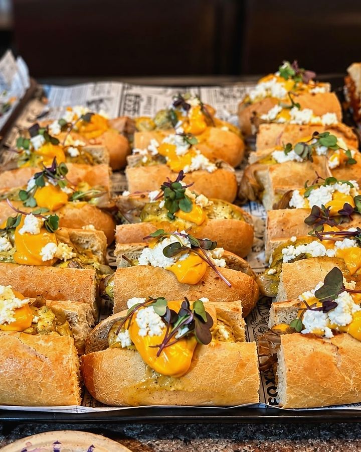 Pintxos de pa amb formatge fresc i salsa
