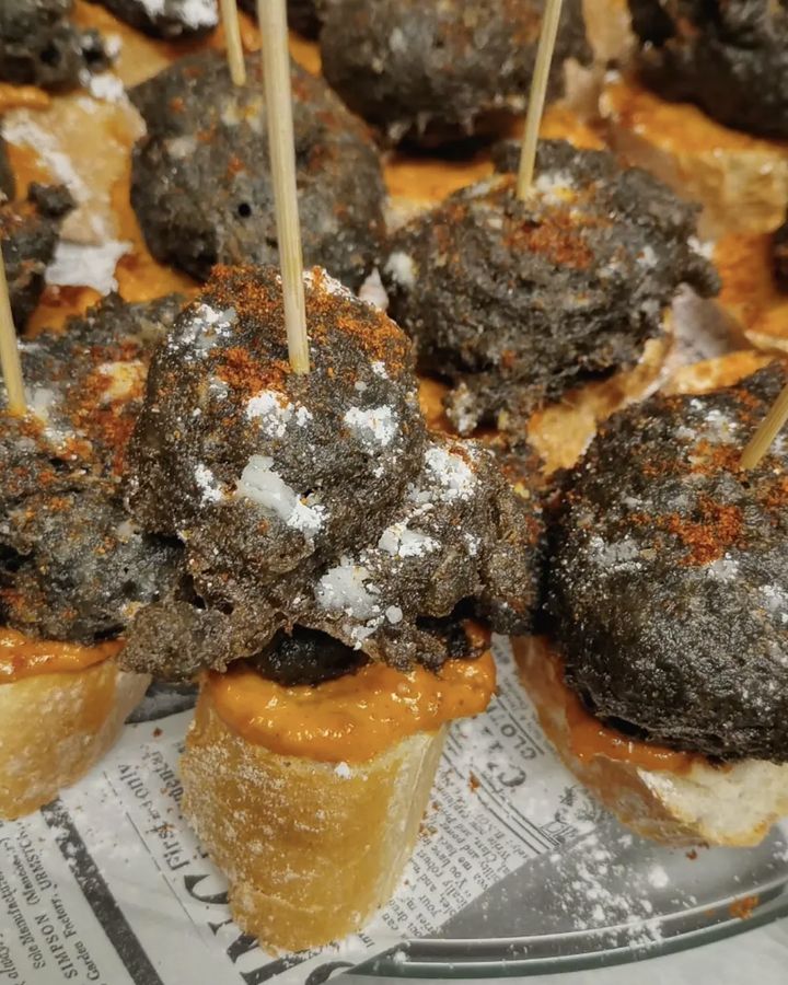 Pintxos de botifarra negra sobre pa