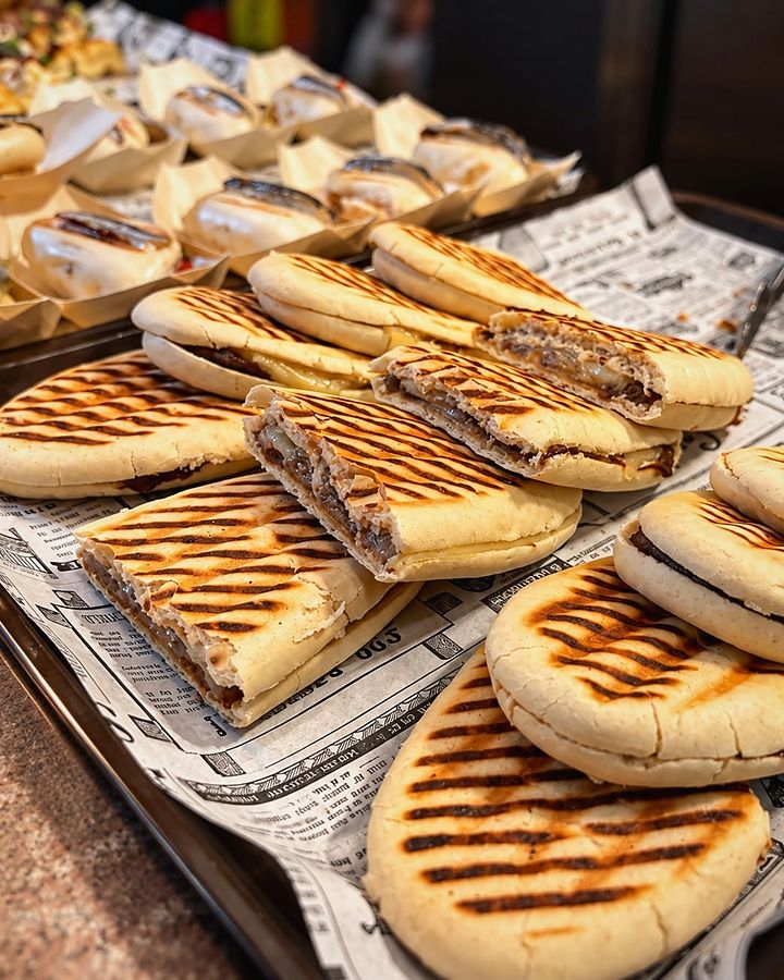 Pans de pita farcits i marcats a la planxa