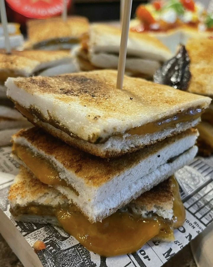 Pintxo de sandvitx torrat travessat amb un escuradents