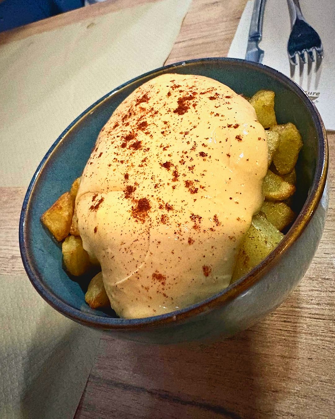 Braves del Trampolí amb salsa brava cremosa i pebre vermell, en un bol de ceràmica