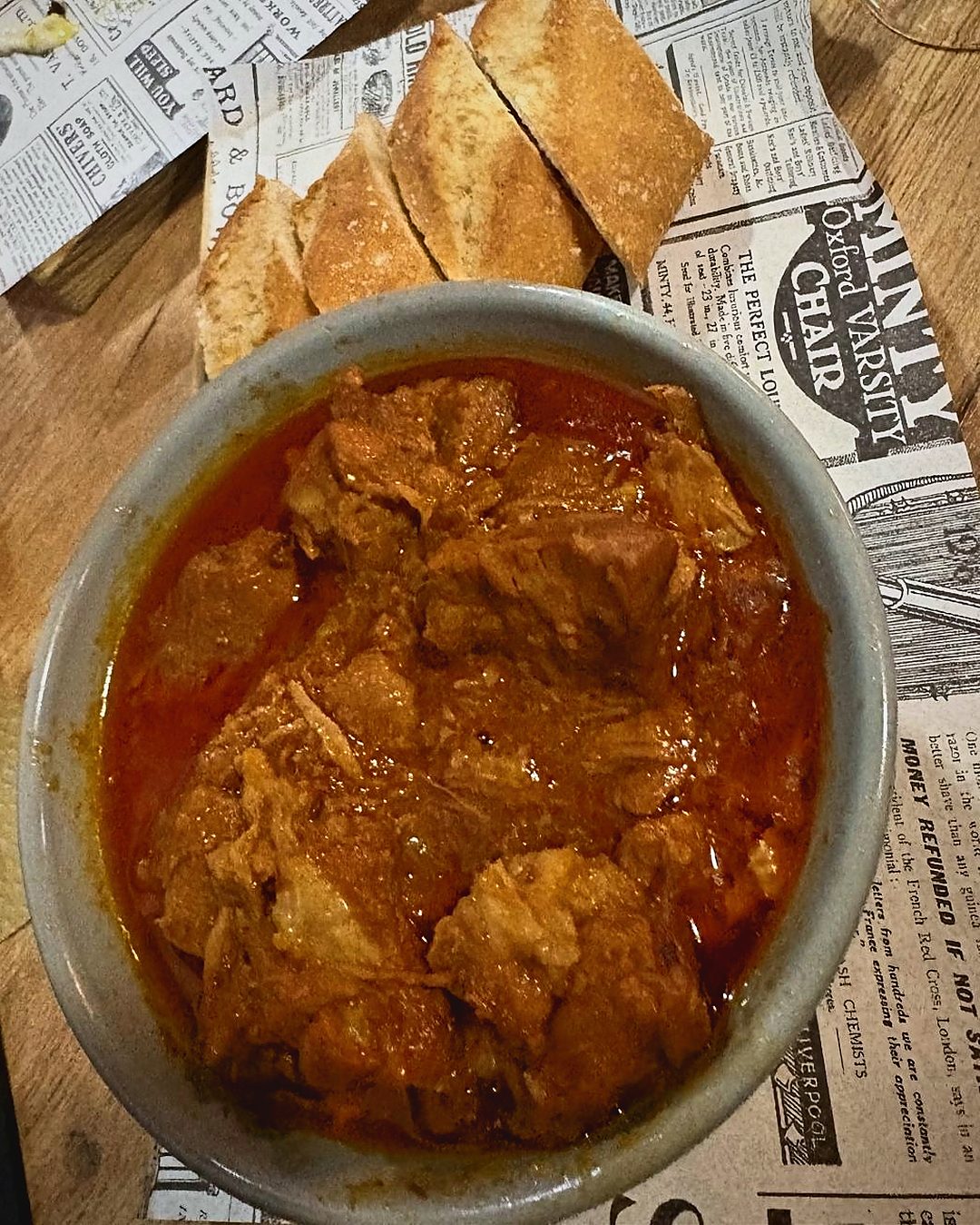 Cassola de carn amb salsa acompanyada de llesques de pa
