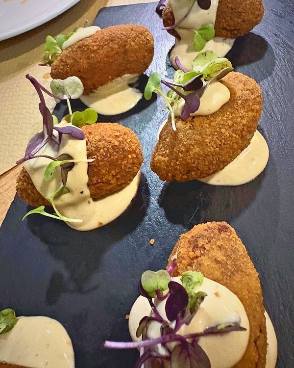 Croquetes casolanes del Trampolí amb salsa i brots
